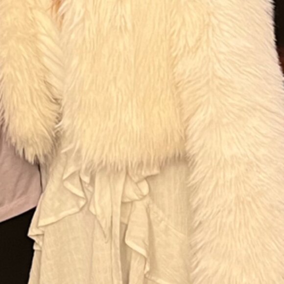White Fur Jacket - Target Girls XXL (Fits A Medium) - Only Worn Briefly In Pics - Picture 6 of 8